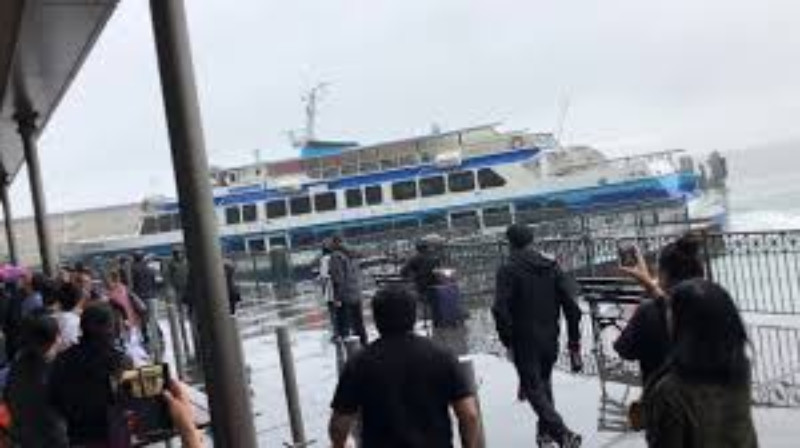 "بالفيديو" شاهد سفينة تصطدم برصيف ميناء 7