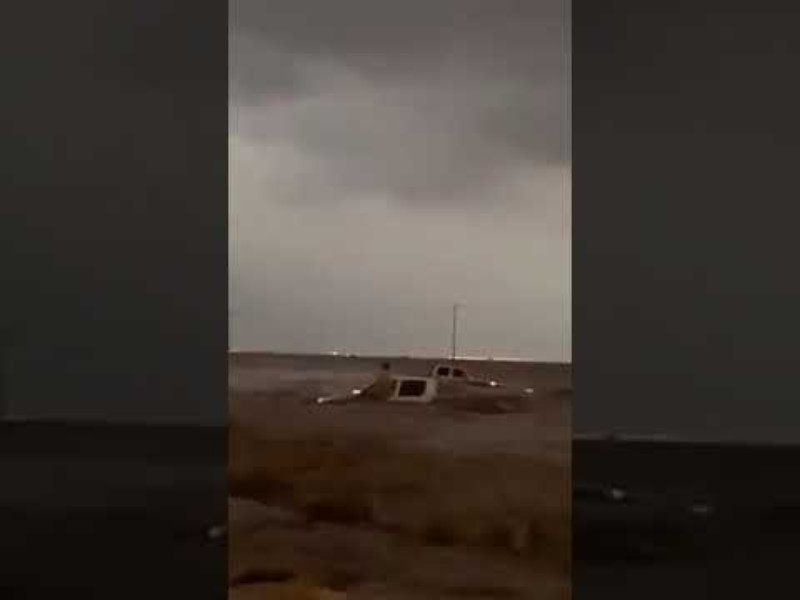 “بالفيديو” شاهد احتجاز وتجريف سيارات بسبب السيول بإحدى أودية ينبع