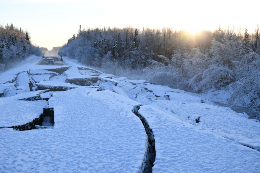 "بالصور" كيف نجحت ألاسكا في إصلاح طرقها التي دمرتها الزلازل في أيام معدودة؟ 23