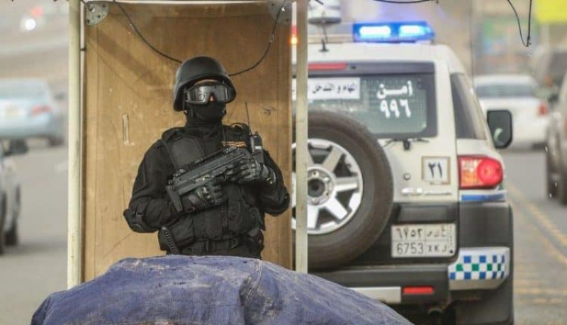 شرطة الرياض تقبض على مقيم سرق سيارة بي ام دبليو محاولاً الهروب بها 1