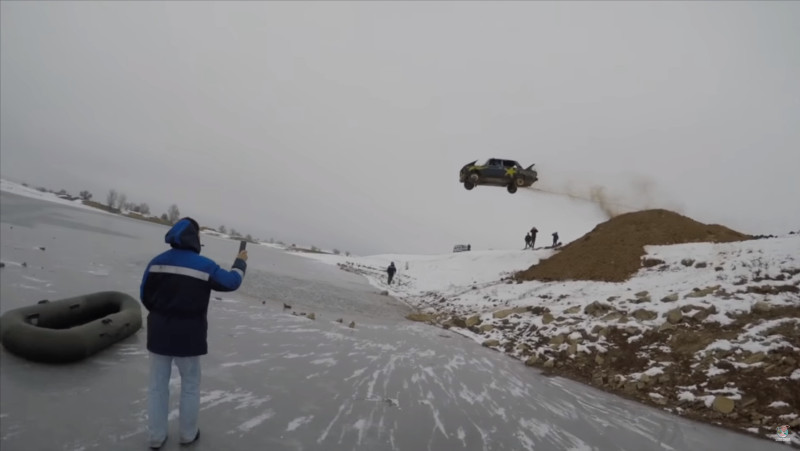 “بالفيديو” رجل روسي يقفز بسيارة مشتعلة إلى بحيرة متجمدة