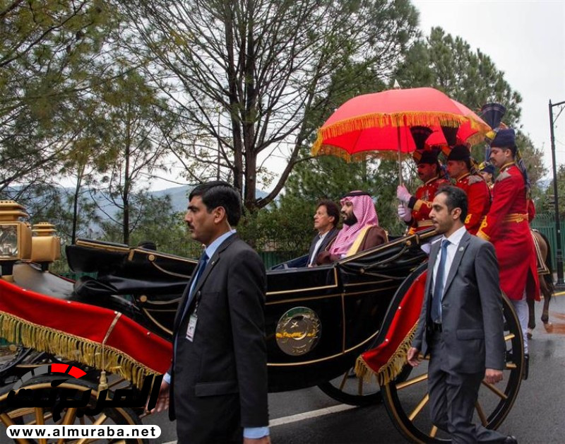 "بالصور والفيديو" رئيس وزراء باكستان يصطحب ولي العهد في عربة تجرها الخيول 3