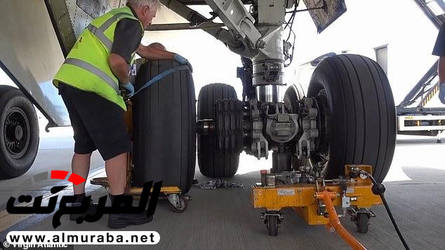 "بالفيديو" شاهد كيف يتم استبدال عجلة الطائرة ومدى تشابهها بعجلات السيارة 7