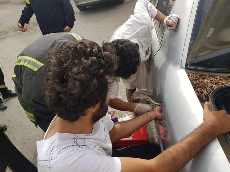 “بالصور” تحرير يد شخص احتجزت في فتحة خزان وقود سيارته بالرياض
