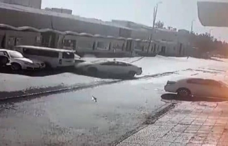 “بالفيديو” شاهد سائق ليموزين يصدم سيارة مركونة ويلوذ بالفرار