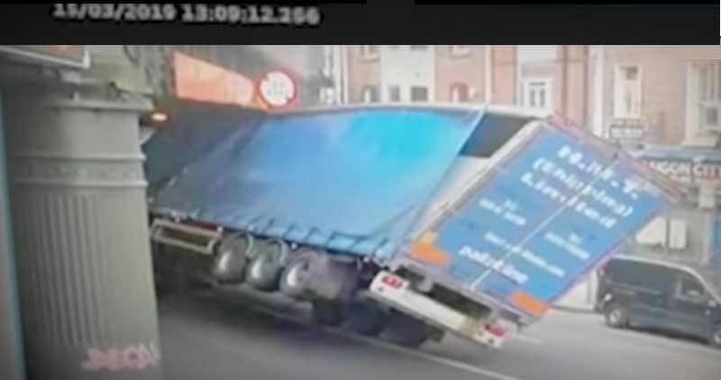 "بالفيديو" لحظة اصطدام شاحنة بعدما أخطأ السائق بتقدير ارتفاعها 1