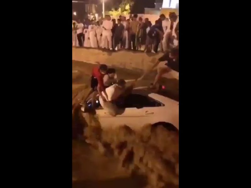 "بالفيديو" إنقاذ شاب جرفته السيول بسيارته في الرياض 1