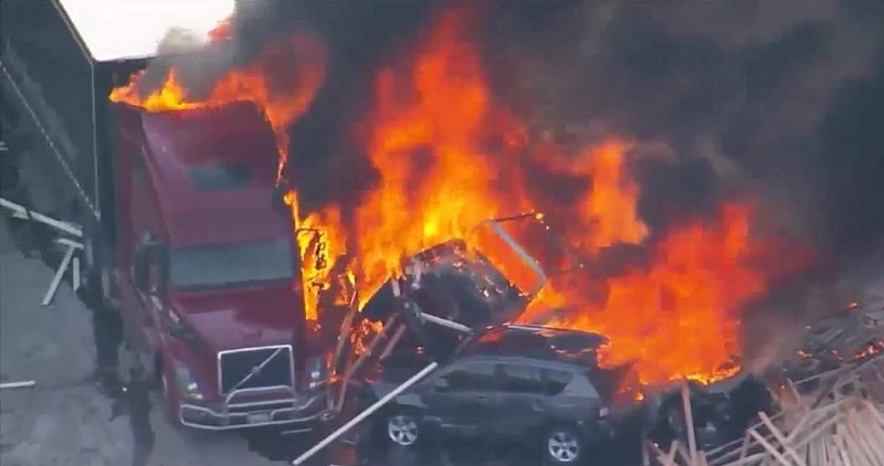 "بالفيديو" شاهد حريق ضخم يلتهم عدد كبير من السيارات بعد حادث تصادم جماعي 1