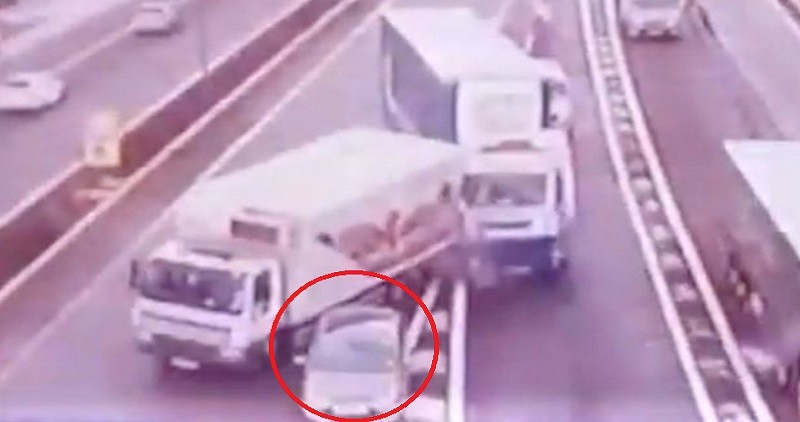 “بالفيديو” توقف شاحنة بوسط الطريق بعد نفاذ البنزين.. والنتيجة كارثية!
