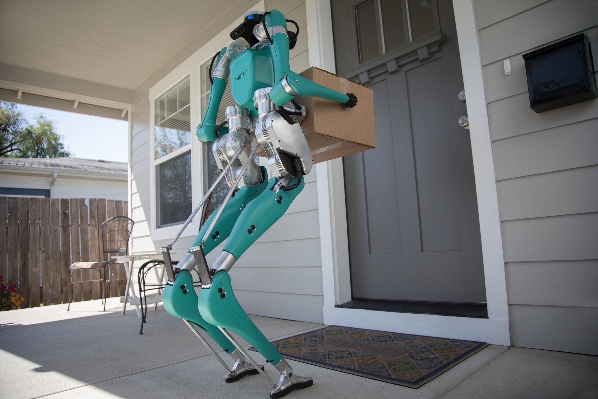 “بالفيديو والصور” فورد طورت روبوت يوصّل الطلبيات للمنازل