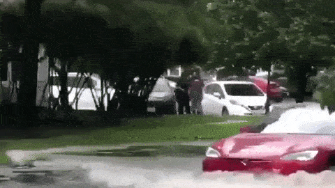 "بالفيديو" شاهد سيارة تيسلا تعبر مياه فيضانات عميقة 3