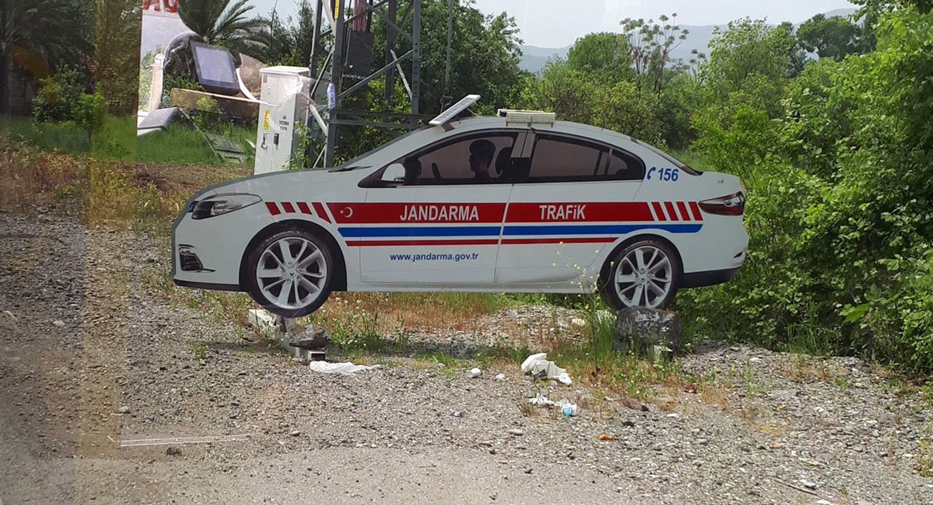لإخافة السيارات المسرعة.. الشرطة التركية تستخدم سيارات مزيفة من الورق!