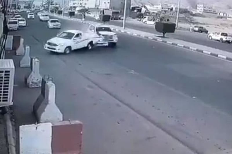 “بالفيديو” سائق لاندكروزر يصطدم بهايلكس متعمداً.. والقبض على السائقين في عسير