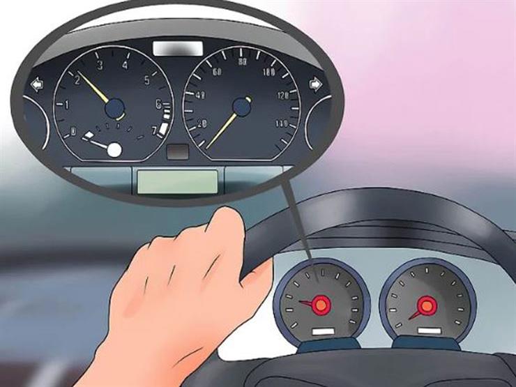 ما يجب فعله عند إضاءة علامة البطارية في السيارة في طبلون السيارة 21