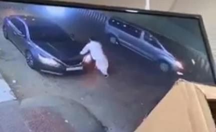 “بالفيديو” لص يسرق سيارة في وضع التشغيل بالرياض ومالكها ينجو من الدهس بعد محاولة منعه