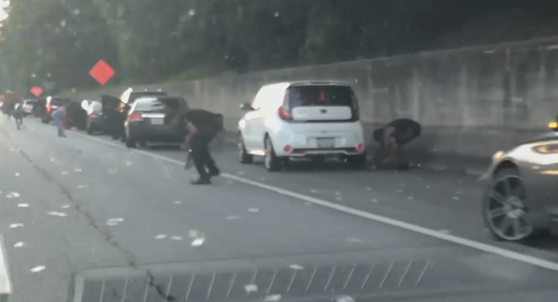 “بالفيديو” تطاير الأموال في منتصف طريق بولاية جورجيا يوقف المرور