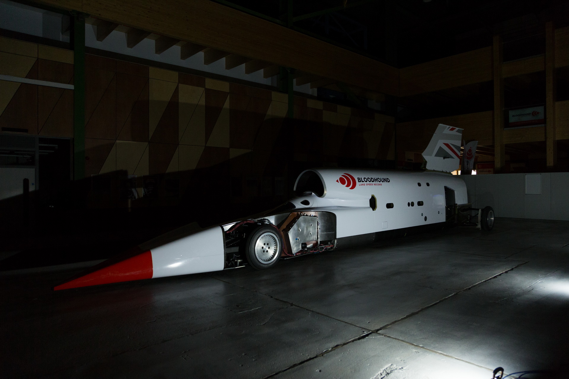 أسرع مركبة في العالم تبدأ اختباراتها على سرعة 800 كم/س