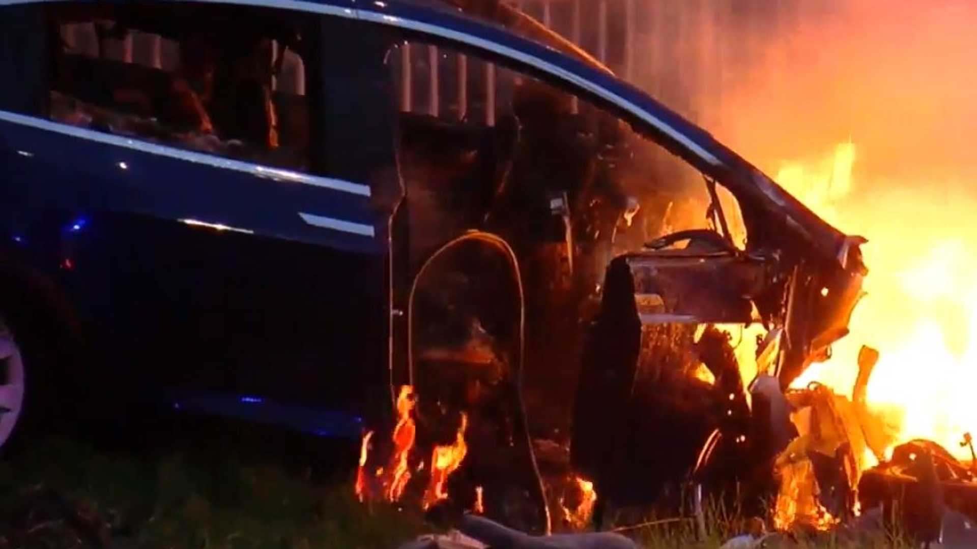 "بالفيديو" تيسلا موديل X تحترق بالكامل بعد حادث مريع 3