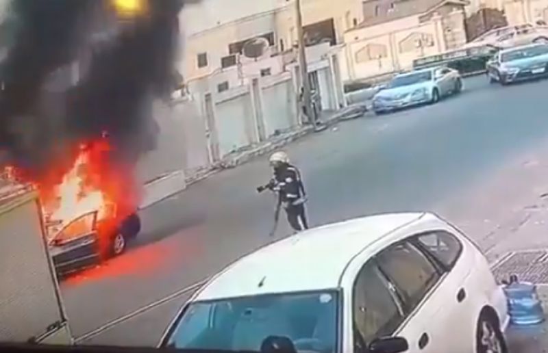 “بالفيديو” شاحن متنقل يتسبب في احتراق سيارة بالمملكة