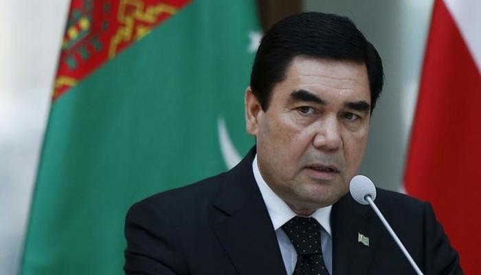 “بالفيديو” رئيس تركمانستان يفحّط حول حفرة مشتعلة لأغرب سبب ممكن