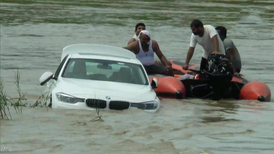 شاب هندي يلقي سيارة بي ام دبليو أهداها له والده في النهر!