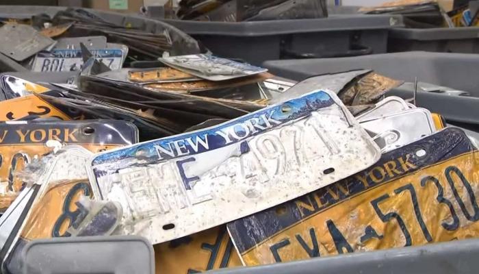 نيويورك تجبر المواطنين على تغيير لوحات السيارات بعد تساقطها بلا سبب