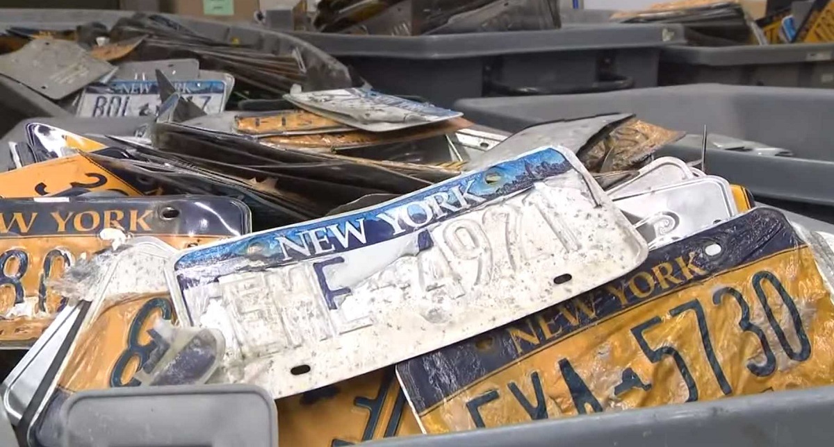 نيويورك تجبر المواطنين على تغيير لوحات السيارات بعد تساقطها بلا سبب 2