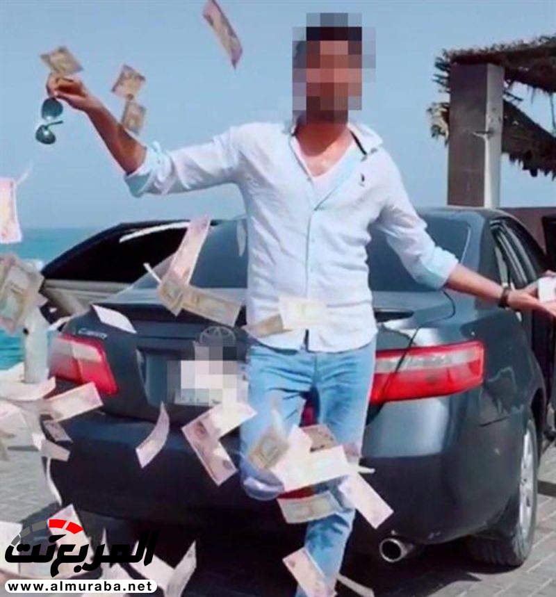 القبض على شاب خرج من سيارته ليرمي أمواله بوسط الطريق في دبي 1
