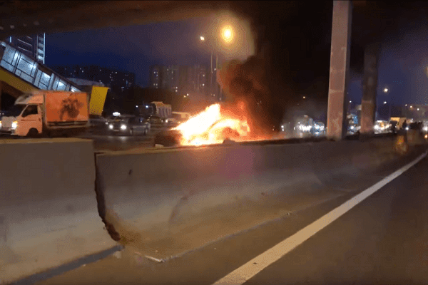 "بالفيديو" لحظة اشتعال النيران بسيارة تسلا 3 في موسكو 1