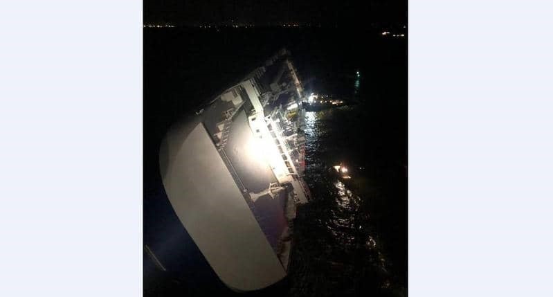 سفينة تنقلب بـ 4,200 سيارة.. وصورة توضح الحادث العجيب 5
