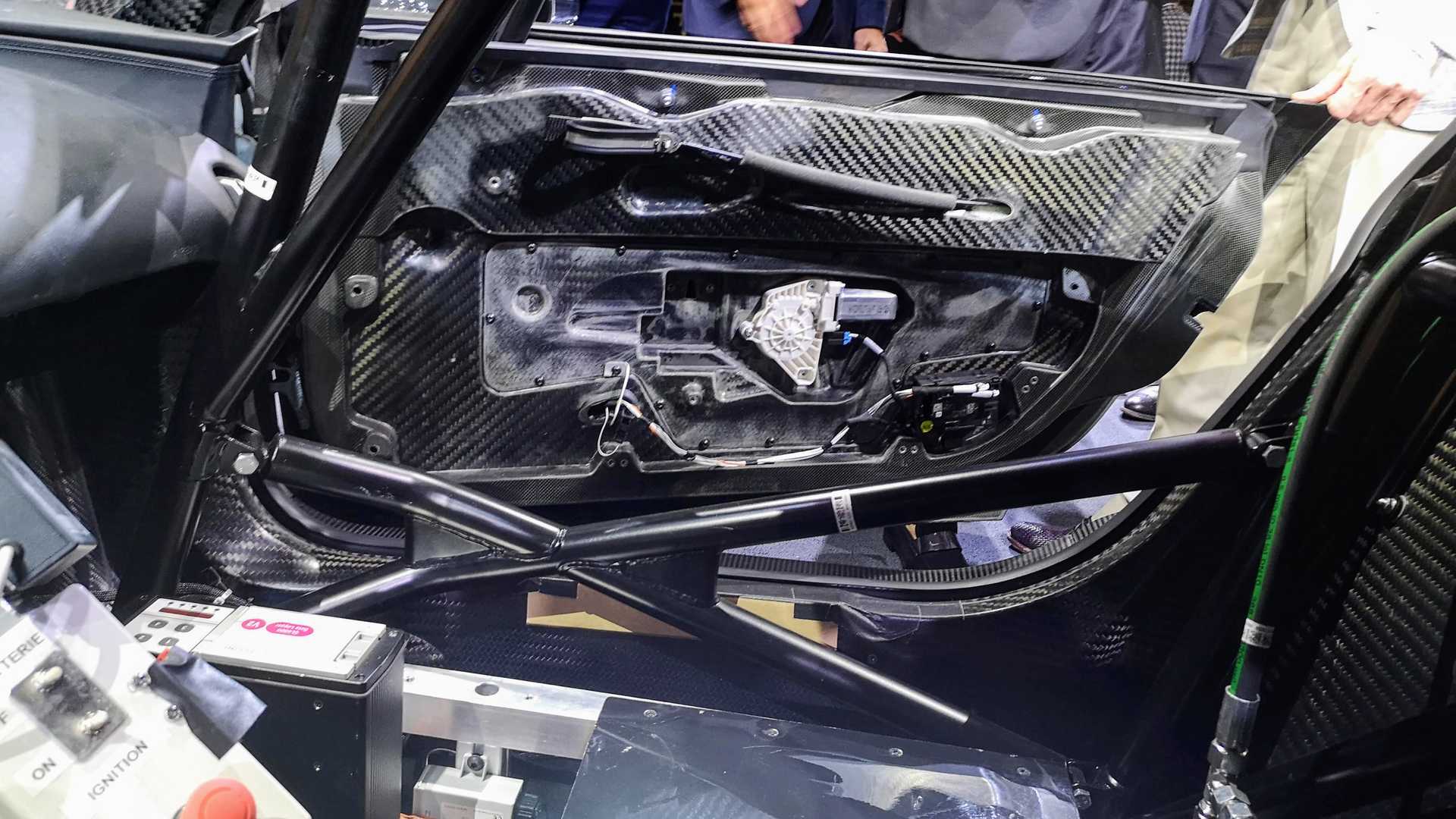 بوجاتي شيرون سوبر سبورت أقوى سيارة في العالم تنطلق رسمياً 24