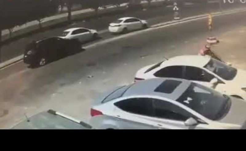 “بالفيديو” شاهد تصرف غريب لقائد سيارة بعد تجاوزه أحد المخارج في المملكة