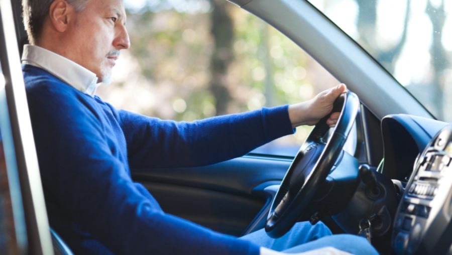 أمن الطرق يوضح الطريقة الصحيحة للجلوس أثناء القيادة