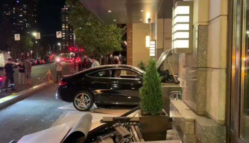 "بالصور" سيارة مرسيدس تقتحم مبنى ترامب بلازا في حادث عرضي 3