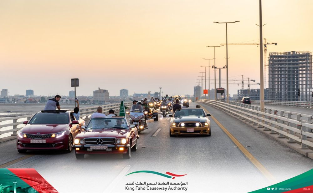 350 سيارة معدلة ودراجات نارية يحتفلون باليوم الوطني على جسر الملك فهد 4