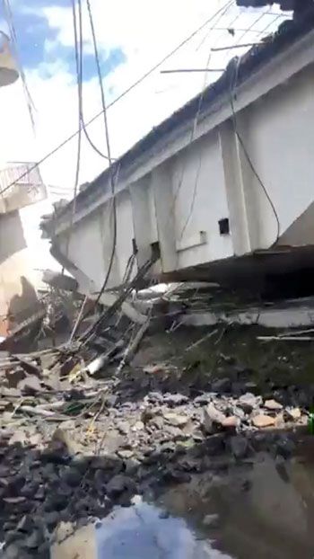 "بالفيديو" لحظة انهيار جسر في تايوان وسقوط شاحنة في المياه 4