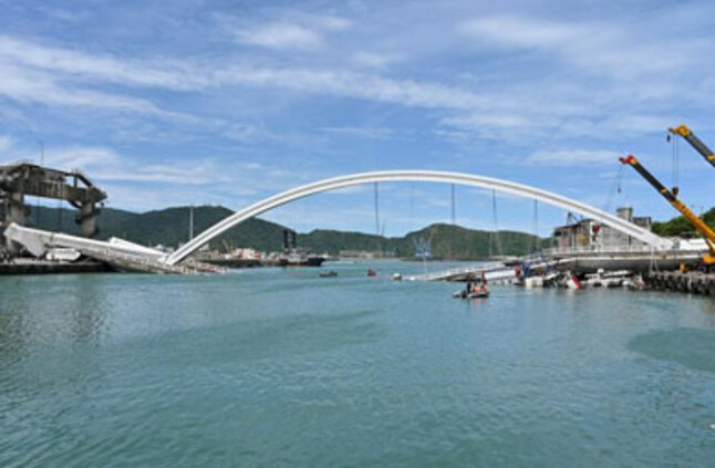 “بالفيديو” لحظة انهيار جسر في تايوان وسقوط شاحنة في المياه