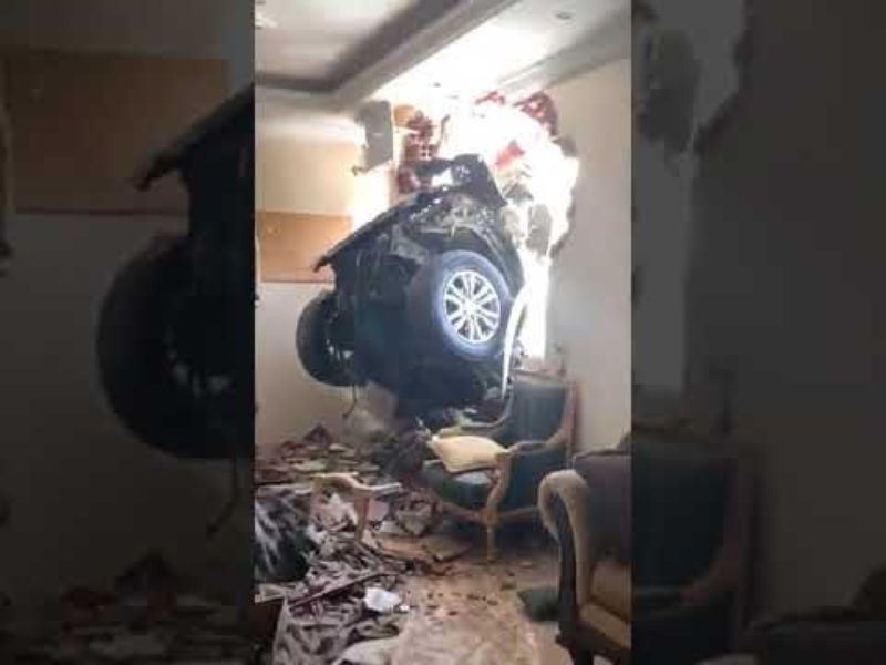 "بالفيديو" شاهد تلفيات المنزل الذي اخترقته سيارة مسرعة بجدة 3