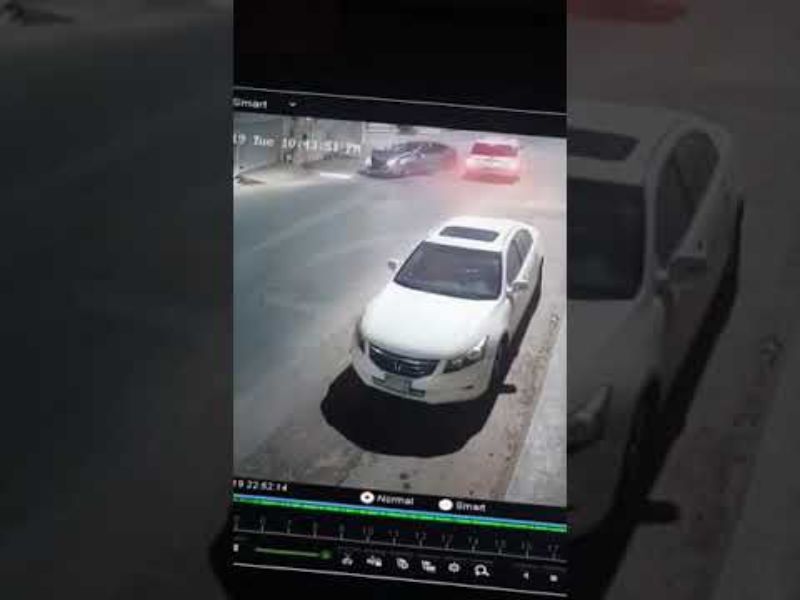 “بالفيديو” تفاصيل اصطدام سيارة تستقلها امرأتين بأخرى في الرياض