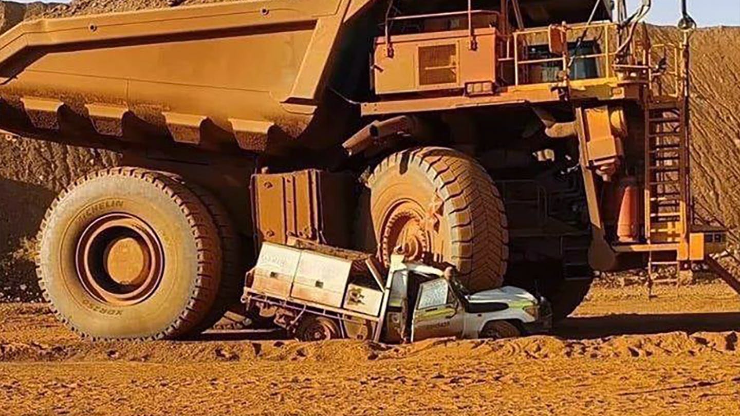 “بالصور” رجل يدمر سيارته لاندكروزر أثناء قيادة شاحنة تزن 125 طن!