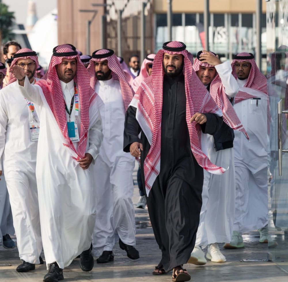 "بالصور والفيديو" ولي العهد يزور معرض الرياض للسيارات في الجنادرية 13