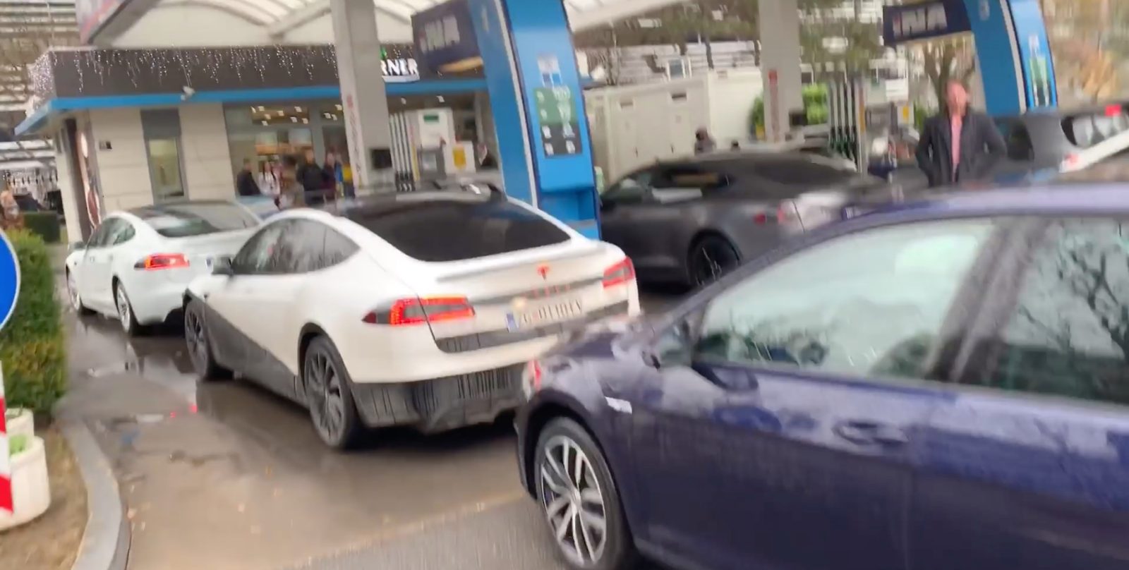 “بالفيديو” مالكو السيارات الكهربائية يغلقون محطة وقود في مظاهرة احتجاجية