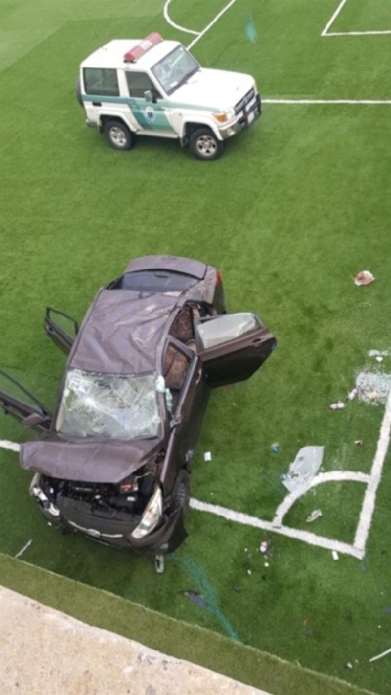 "بالصور" سقوط سيارة لسيدتين من مرتفع داخل ملعب كرة بالباحة 5