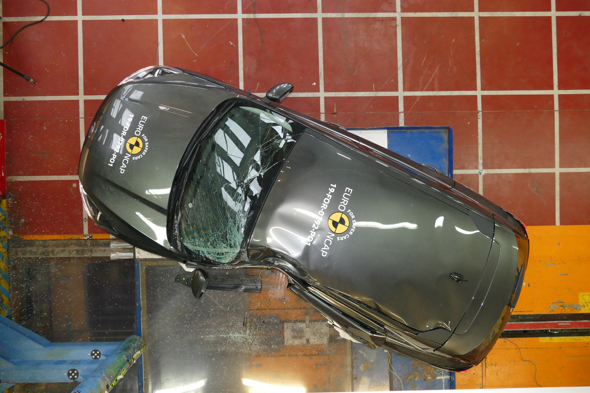 شاهد اختبار السلامة الأوروبية لـ 12 سيارة جديدة بينها تيسلا موديل X وبورش تايكان 48