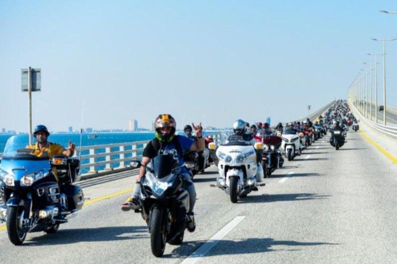 السماح لقائدي الدراجات النارية بالسفر عبر جسر الملك فهد 7