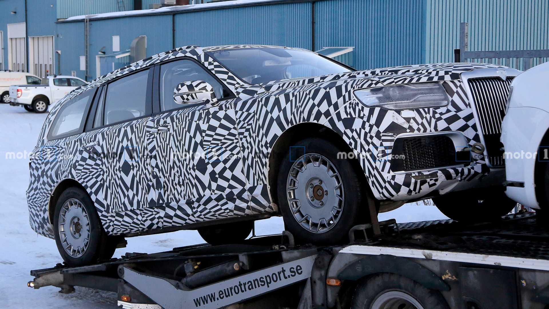سيارة SUV الروسية الرئاسية تظهر لأول مرة أثناء اختبارها 9