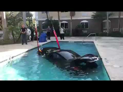 "بالفيديو والصور" شخص ركن سيارته في حمام سباحة! 4