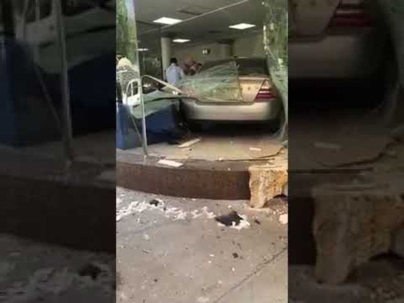 "بالفيديو" سيارة تقتحم واجهة مستشفى في الظهران وتُحدث اصابات 1