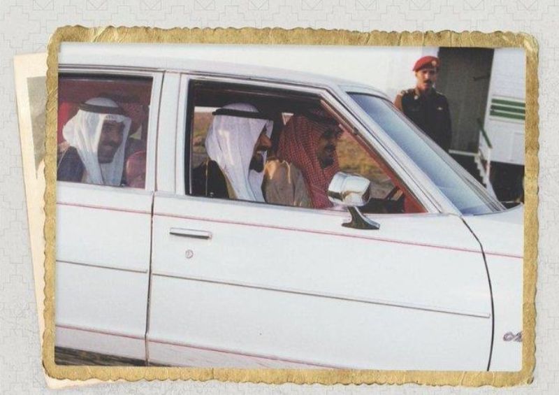 شاهد.. صورة نادرة للملك فهد خلال قيادته سيارته الخاصة
