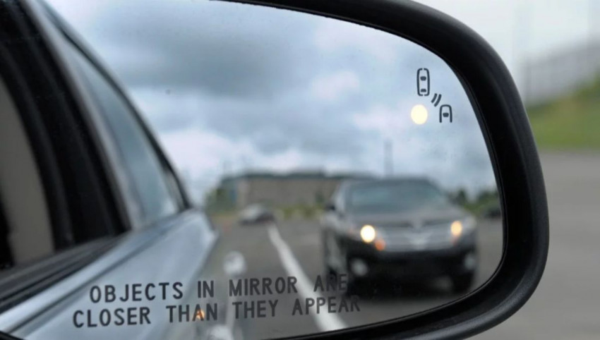 تفسير ظهور الأشياء أبعد مما هي عليه بالحقيقة في مرآة السيارة 9